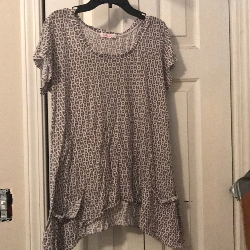 SUPER adorable top with amazing design